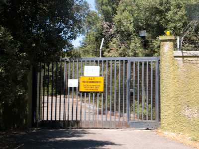 Dalla parte opposta del parco vi � una stradina che conduce in un�area off-limits, delimitata da un grande cancello al di l� del quale c�� il mitico 3� Roc (Regional operative command) della Nato, struttura che si occupava del monitoraggio dei cieli 24 ore su 24 e un tempo sede di importanti apparecchiature di comunicazione e di controllo per tutte le Forze Armate, oggi totalmente obsolete